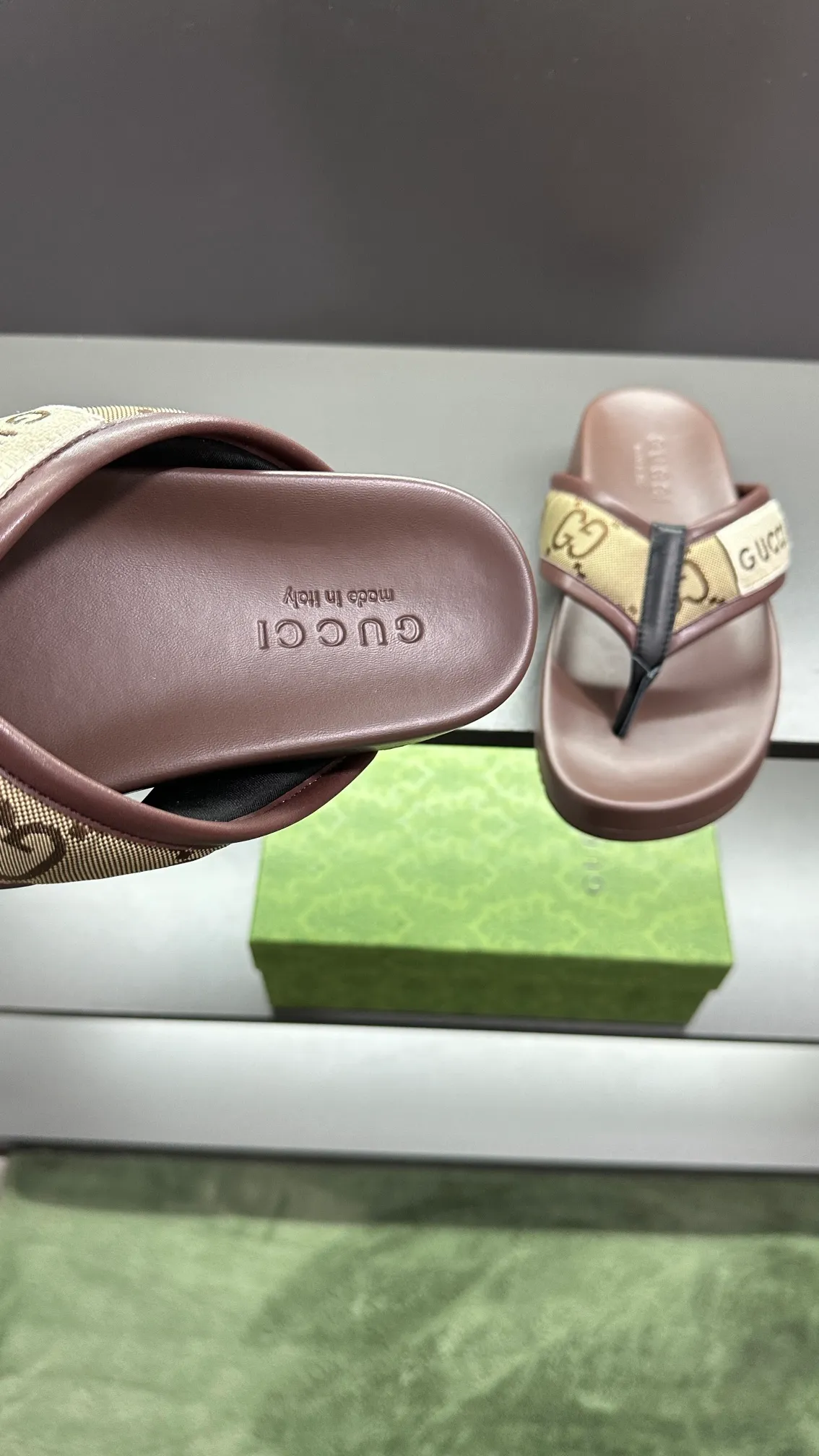 [G Family Couple Style] P: 300💰Female size 36~40 Men's size 39~45, (46. Custom-made Unisex GG slippers This slipper is made of GG polyester fiber and is decorated with a Gucci label on the front, adding a striking logo feel to the style. Beige GG recycled polyester fiber Unisex leather trim "Gucci Made in Italy" embroidered label Rubber sole Flat Made in Italy
